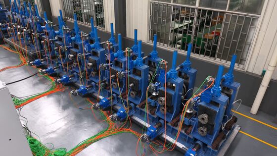 संचयकर्ता रन आउट टेबल के साथ मिश्र धातु इस्पात पाइप वेल्डिंग मशीन